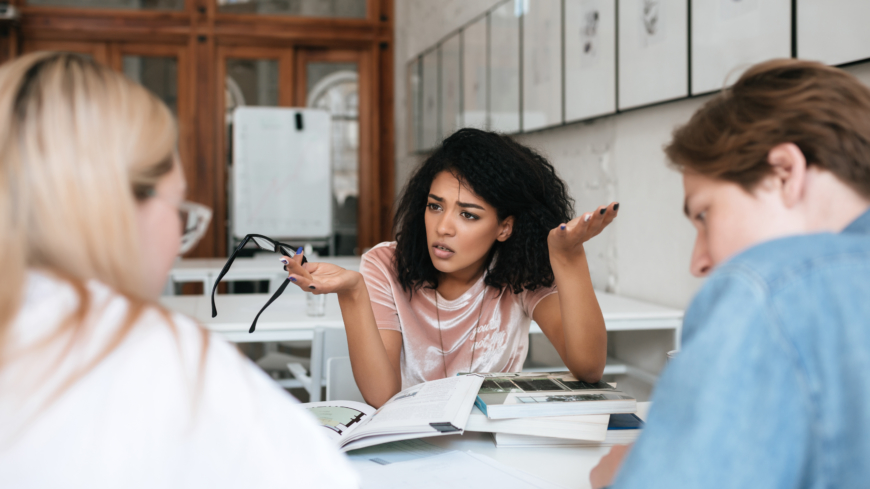 Att gnälla på jobbet kan vara ett sätt att ventilera som i förlängningen kan få dig att må bättre. Foto: Shutterstock